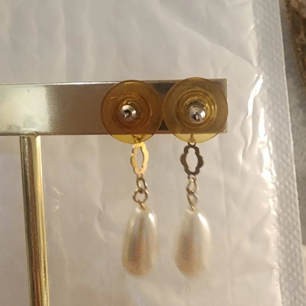 Elegant‎ Gold Tone and Pearl Drop Earrings